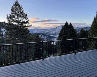 Mountain Retreat: Stunning Views, Off-Grid Luxury, Trails, Fishing, Stargazing - Clinton - Balcony
