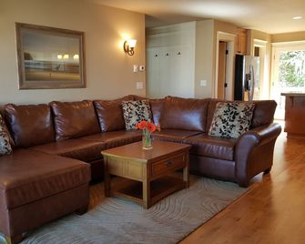 Ocean View And Less Than A 5 Minute Drive To The Beach! - Oceanside - Sala de estar
