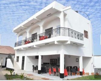 sukuta nema guest house - באנג'ול - בניין