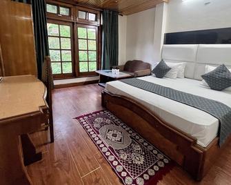 Hotel Kumar's - Dalhousie - Bedroom