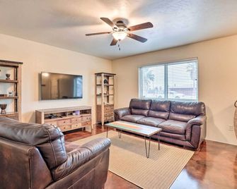 Sunny Tucson Abode with Fire Pit 9 Mi to U of A - Tucson - Wohnzimmer