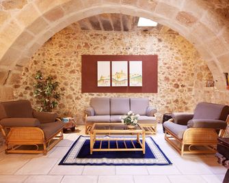 Ta Happin, Airconditioned, 3 bedroom Farmhouse with Pool - Xagħra - Living room