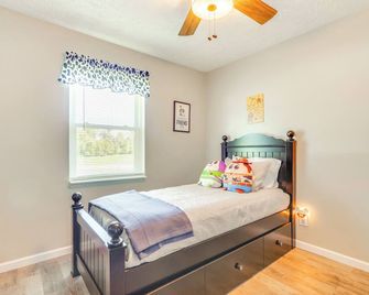Logansport Home w/ Deck: 4 Mi to Downtown! - Logansport - Ložnice