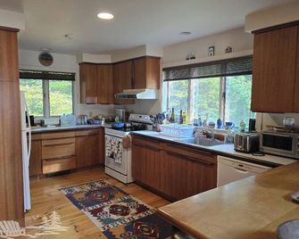 Osprey Oasis | Dog-Friendly | Ev Charger | Nature Retreat - Boothbay - Kitchen