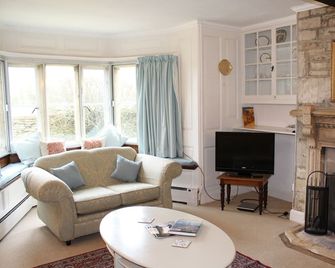 Beautiful Cotswolds farm house with period features and a beautiful garden. - Black Bourton - Wohnzimmer