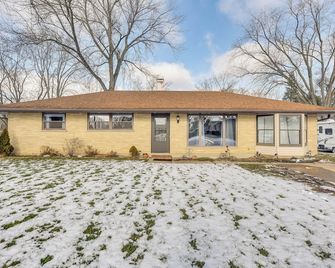 Cozy Wisconsin Escape with Deck, Grill and Fire Pit! - Pleasant Prairie - Building