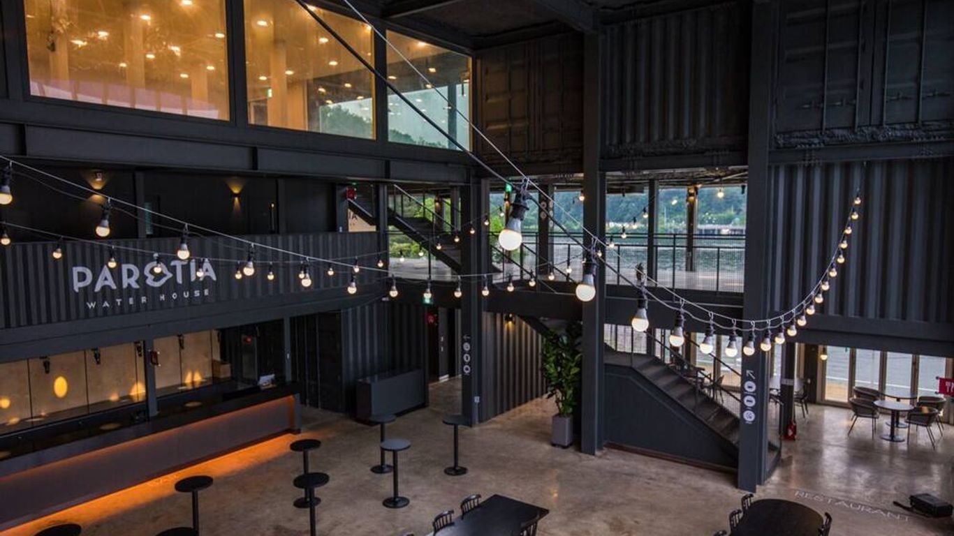 Parotia waterhouse hotel