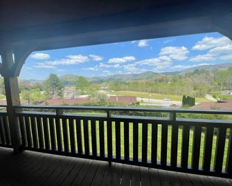 Budgetel Inn & Suites - Dillard - Balcony