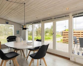Spacious Holiday Home in Strøby near Beach - Ålbæk - Dining room
