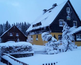 Vacation apartment in a wooden log cabin - vacation apartment Haus Waldeck - 헤름스도르프 - 건물