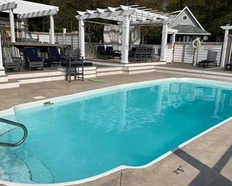 Georgian Bay Beach Club 9 Beachfront Paradise & Heated Saltwater Pool - Tay - Pool