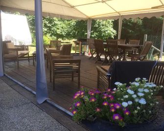 Camping Les Etoiles - Arnac-Pompadour - Patio