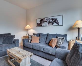 Charming Redmond Townhome With Resort Am - Redmond - Living room