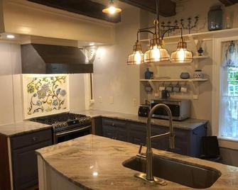 Charmingly renovated historic Canal House on C&O along Potomac close to Antietam - Sharpsburg - Kitchen