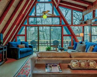 Big Lake 'livin A-Frame Chalet In Innsbrook Resort - Wright City - Sala de estar
