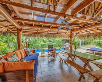 Stunning & Fully-Equipped Beach Pad - 5 BR Suites, Pool & 4 Minute Walk to Beach - Nosara - Patio