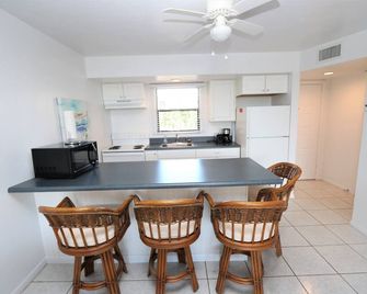 1 Bedroom Florida Island Getaway. Located on the Marco Island Riverfront. - Marco Island - Kitchen