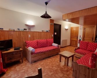 LARGE Chalet with garden in Molines-en-Queyras, sleeps 19, fully equipped. - Molines-en-Queyras - Wohnzimmer