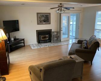 Fully furnished 3 BR 3 BA house to escape the hustle of the city. - Blountville - Sala de estar