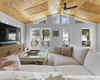 Newly renovated luxury cottage right on water with private beach - Petawawa - Living room
