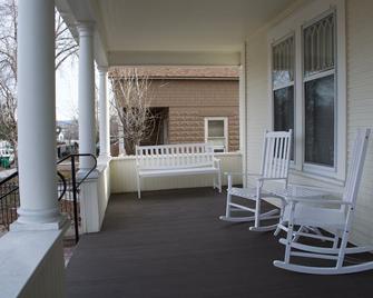 Beautiful Extended Stay Studio for Traveling Professionals or Long Vacationers - Reno - Balcony