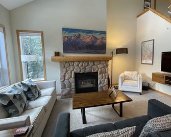 Private Hot Tub & Bbq, Open-Plan Living, Walk to Resort & Trails, Portable Ac - Fernie - Huiskamer