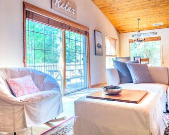 Beautiful Modern Cabin with Wraparound Deck Surrounded by Trees for a Peaceful Escape in Nature near Pioneer, California - Pioneer - Living room