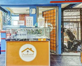 Super OYO 90692 Point Hostel - Jakarta - Front desk