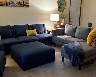 Located close to all the local attractions in a peaceful mountain setting! - Farmington - Sala de estar