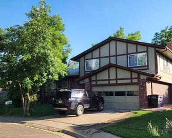 Spacious 4-bedroom house in amazing Denver DTC area close to lots of amenities - Denver - Building