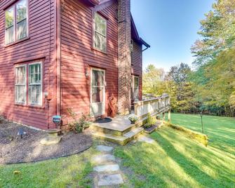Tranquil 3 BR Stockbridge House with Private Deck! - Stockbridge - Building