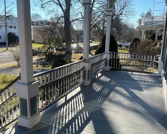 2Br Private Victorian Apartment in City location on half acre Sleeps 5 - Poughkeepsie - Balcony