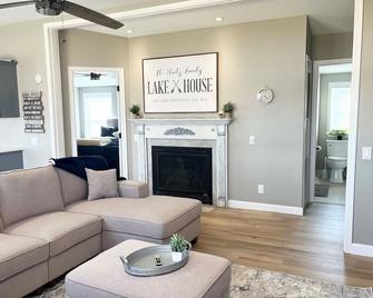 Stunning, Updated Lakefront Home-Pike Lake Point-Water And Snow Adventures Await - Park Falls - Sala de estar
