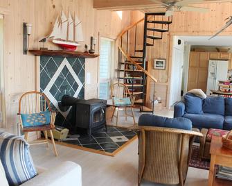 Sea Breezes is an elegant waterfront house - Tremont - Living room
