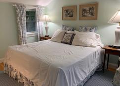 Generously-sized In-town Room Close To Everything In Edgartown Sleeps Two - Edgartown - Bedroom