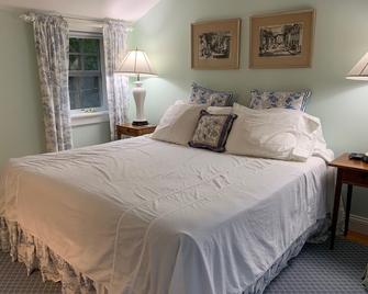 Generously-sized In-town Room Close To Everything In Edgartown Sleeps Two - Edgartown - Bedroom