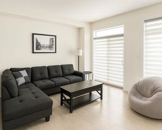 Central & Cozy 2BR Townhome with Free Parking, WiFi, Full Kitchen, Laundry, Steps to Strip Plaza & 5 Min Drive to Innisfil Beach Park! Perfect for Work Trips, Family Travel & Couples! - Innisfil - Living room