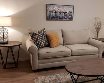 Fresh Apartment with Heated Underground Parking - Monticello - Wohnzimmer