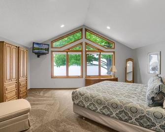 Sandy Shore Beach House: Lake Minnetonka - Mound - Bedroom