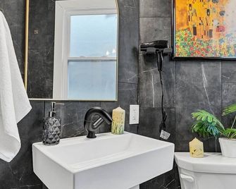 Centrally Located Modern Apartment - Buffalo - Bathroom