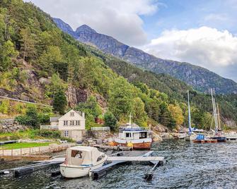 2 Bedroom Cozy Home In Vallavik - Ulvik