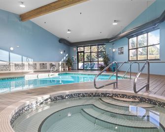 Right across from the pool & hot-tub! - Parksville - Pool