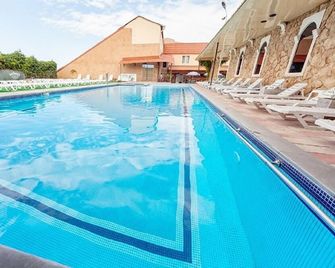 Regineh Hotel - Ereván - Piscina