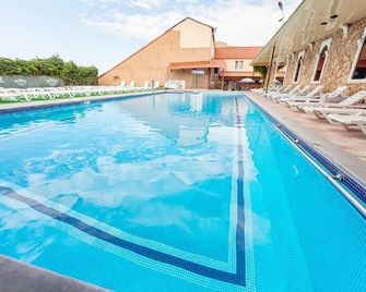 Regineh Hotel - ירבאן - בריכה