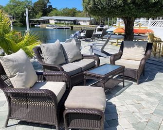 Island home on Kings Bay - manatees at the dock! - Crystal River - Terasa