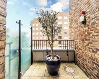 Barking Bright Apartment with 2 Bedrooms - Barking - Balcony
