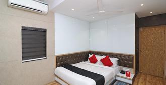 Capital O Hotel Heritage Near Vip Road - Konnagar - Bedroom
