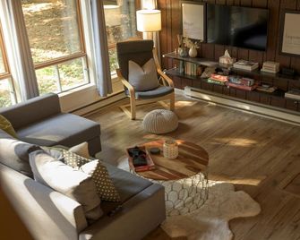 Chalet Oslo, Turn Key Amenities + Pet Friendly + Dedicated Workspace with Hi Speed WiF - Orford - Huiskamer