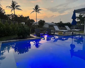 Luxury Waterfront Home Minutes from the Beach by RedAwning - Fort Lauderdale - Pool