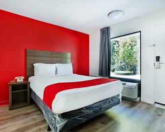 OYO Hotel Decatur I-285 The Perimeter - Decatur - Bedroom